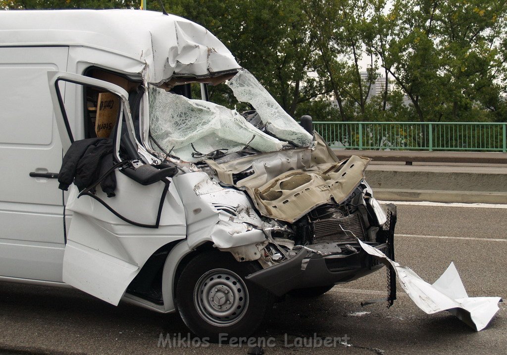 VU Transporter Lkw Zoobruecke Rich Koeln    P05.JPG